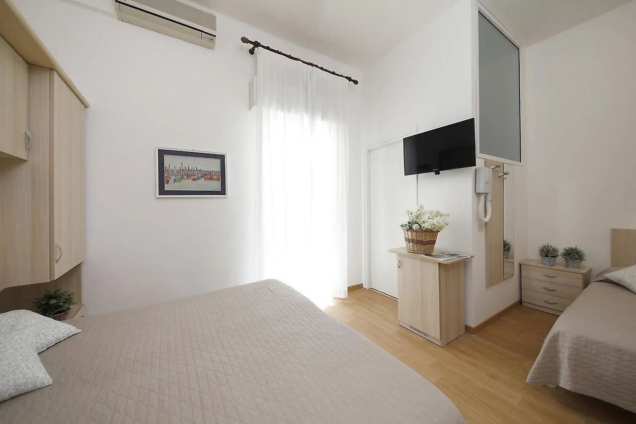 Hotel Lungomare Cattolica 3*,